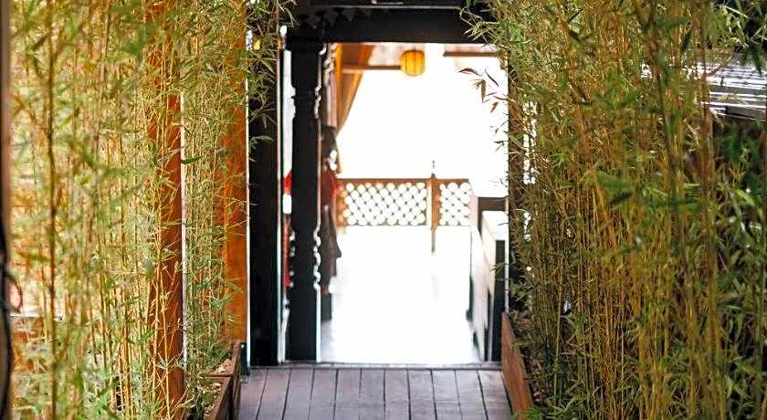 Yushili Hotel & Restaurant