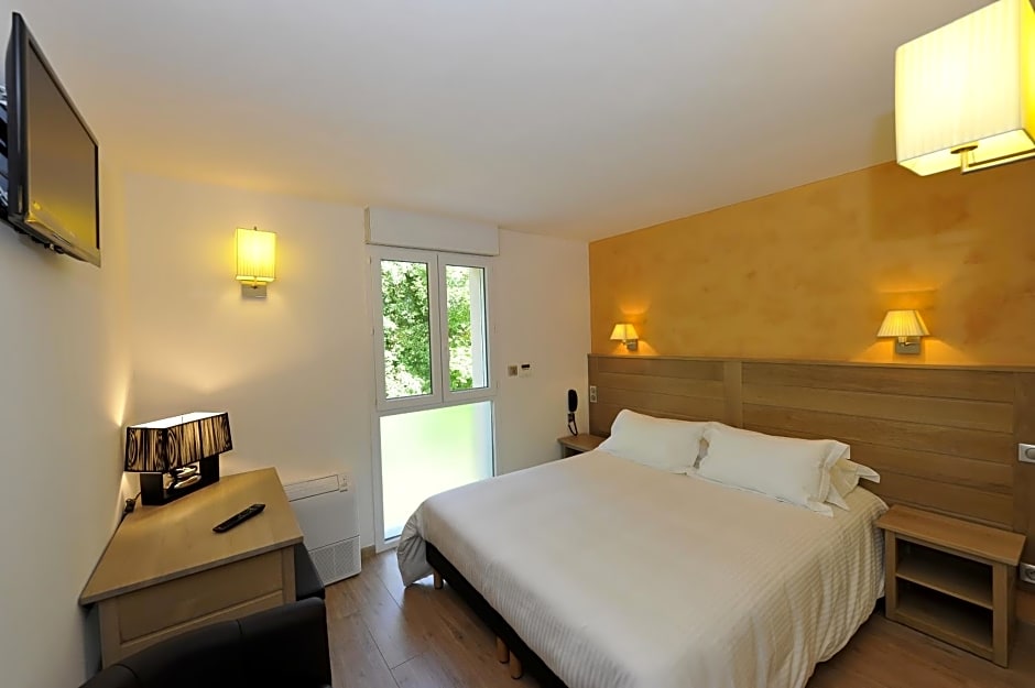 Logis Hôtel Restaurant Les 2 Rives - A75, en bordure de rivière