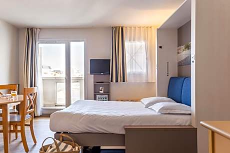 Studio with Sleeping Alcove and Balcony (4 People)