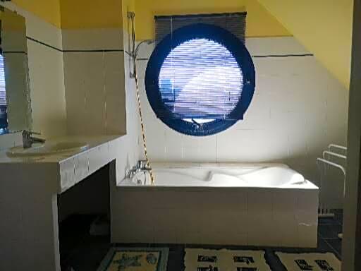 Chambre dans Maison fleurie et calme