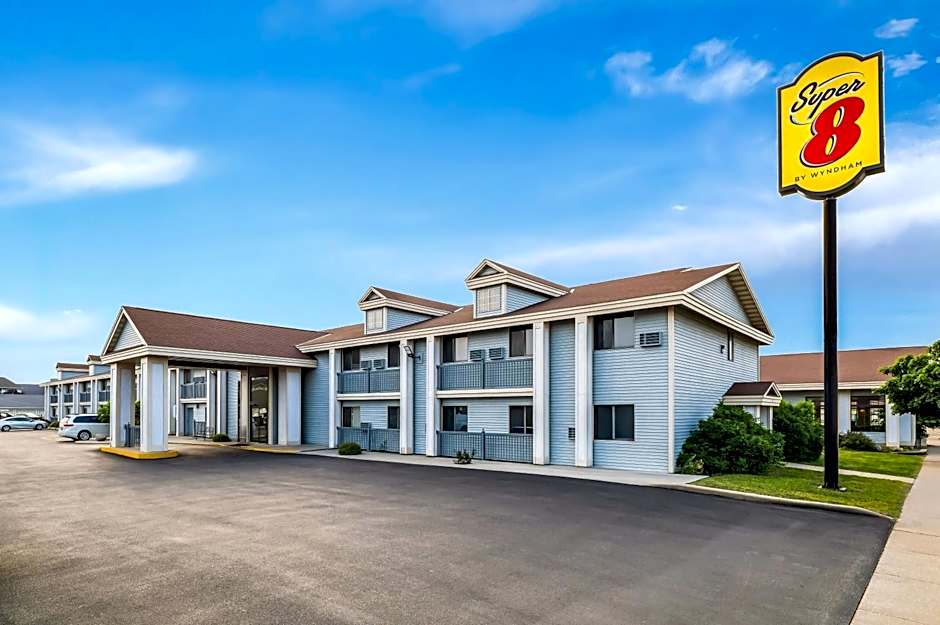 Super 8 by Wyndham La Crosse