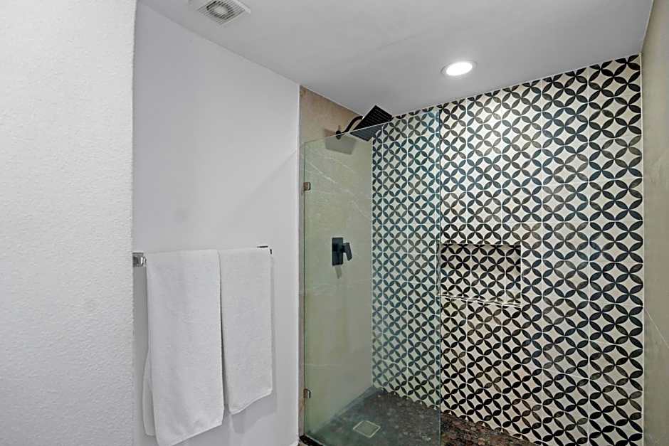 Luxury Condo just steps away from the Beach!