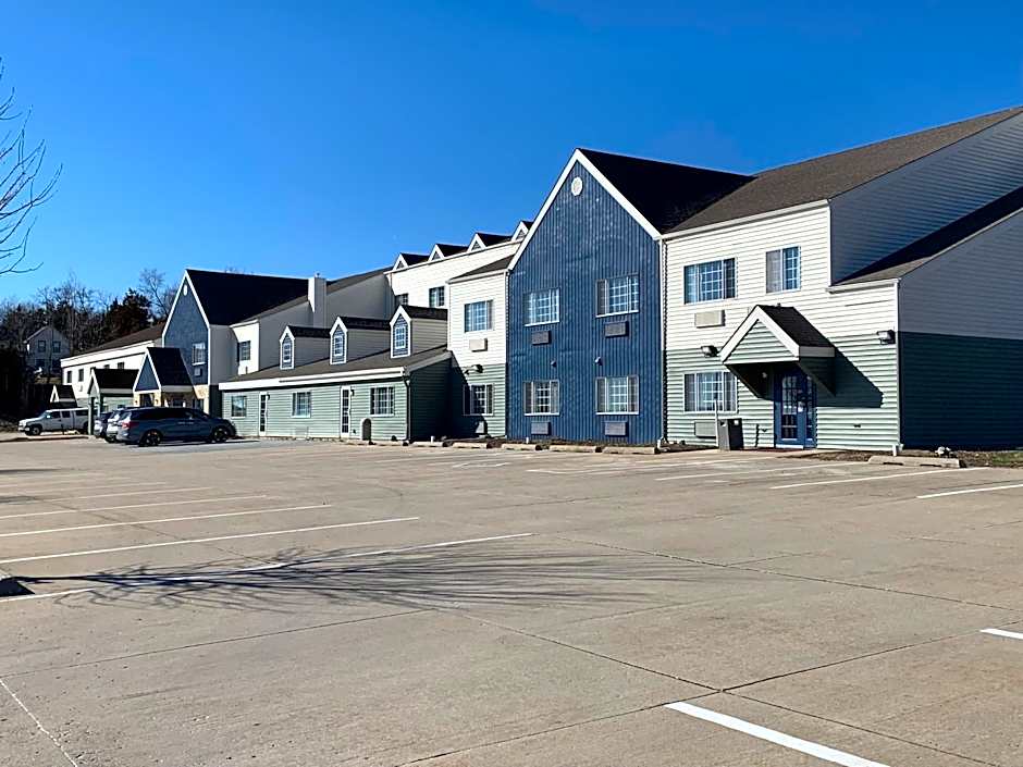 Days Inn & Suites by Wyndham Williamsburg IA North