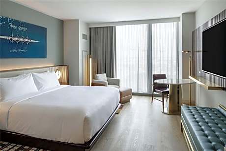 King Room with Roll-In Shower - Mobility Access