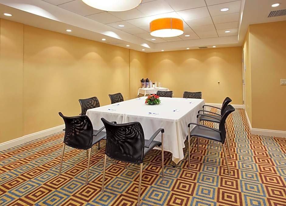 Holiday Inn Express Hotel & Suites Santa Cruz By IHG