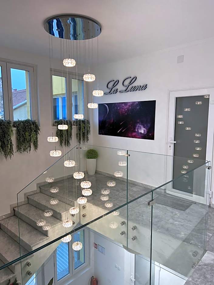 La Luna Premium Deluxe Apartment with Pool & Jacuzzi, Bikes and Secured Parking