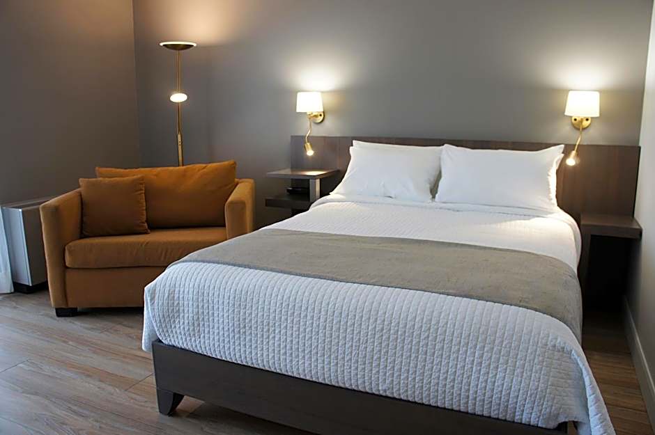 Photo 1 of 6 of Business 1 Queen Bed with Sofabed