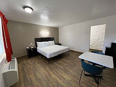 1 Queen Bed | Mob Acc RI Shwr Nsmk Micfridg