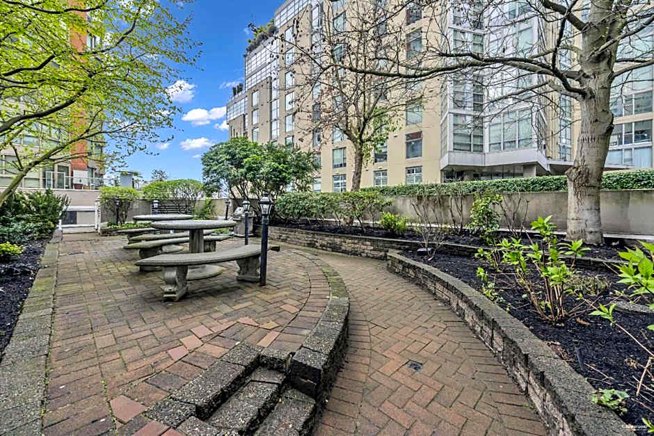 1BD+Den condo, with free parking in Downtown!