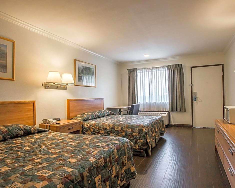 Palm Inn Hotel near Tyler Mall Riverside