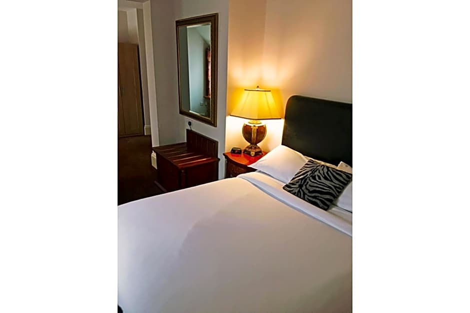 OYO White Horse Hotel