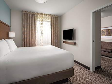 1 King 1 Bedroom Suite Comm Access Tub