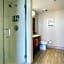 Amazing Condos Beautiful View 2 Blocks To French Quarter, Small Rooftop Pool, Gym, Seanger Theater, Super Dome, And Bourbon St