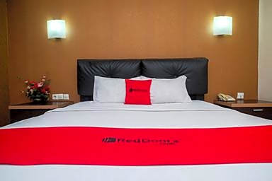 RedDoorz Plus @ Grand Populer Hotel Makassar