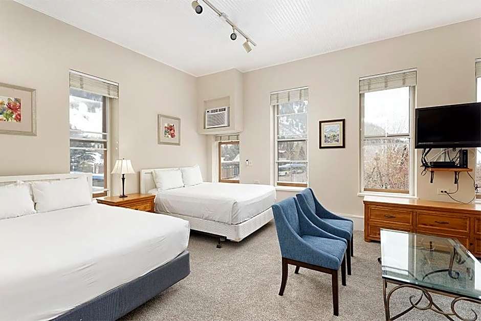 Independence Square 213, Spacious Hotel Room with 2 Queen Beds, Wet Bar, and Sitting Area