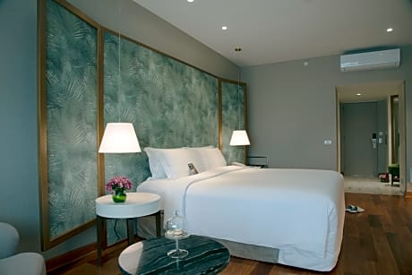 Room deluxe king bed