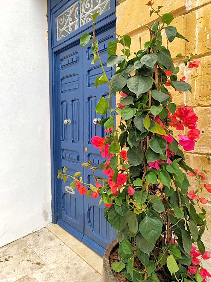 Follow the Sun Boutique Hostel - Pool, Breakfast & Sea Views