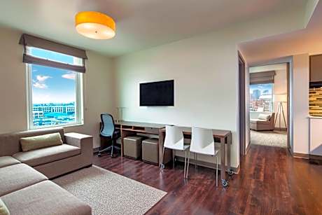 Executive King, Executive Suite, 1 King, Sofa bed