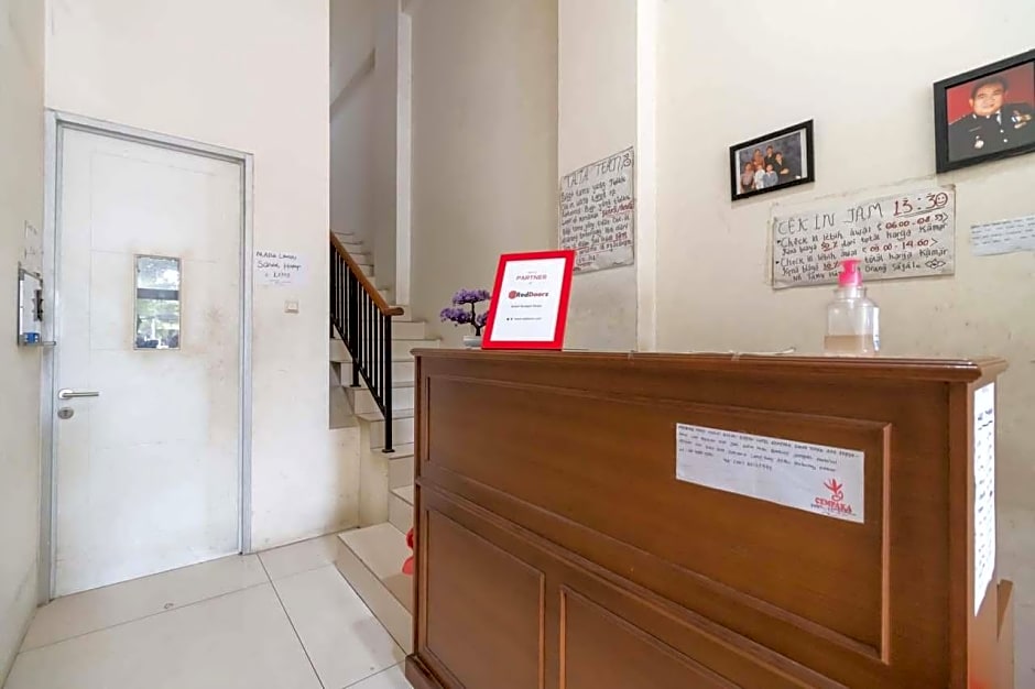 RedDoorz near Universitas Esa Unggul Bekasi Harapan Indah