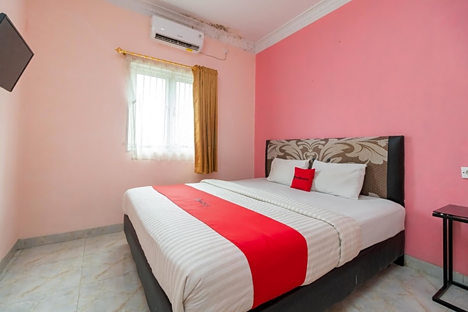 RedDoorz Syariah near Transmart Padang