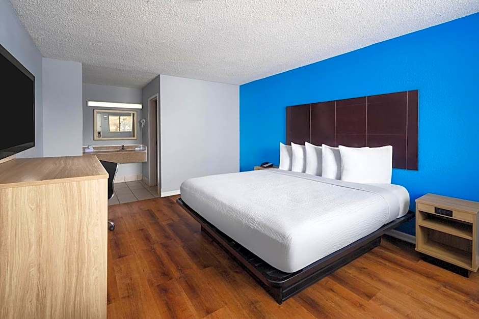 Super 8 by Wyndham Portsmouth - Norfolk