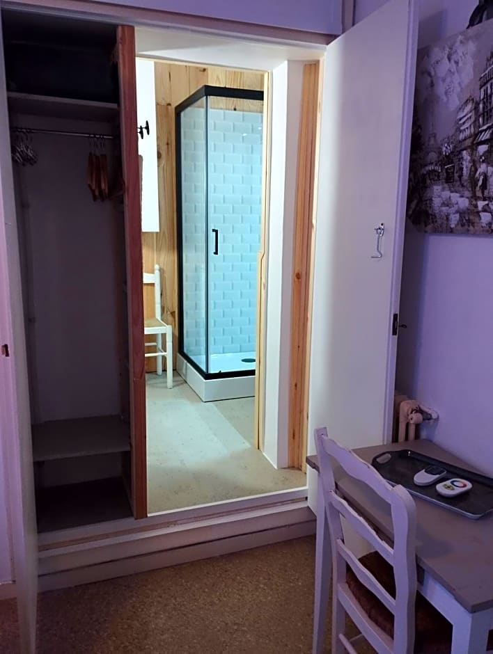 CHAMBRES D'HÔTES CHEZ CATHERINE A REUS chambre de Paris avec salle de bains privée
