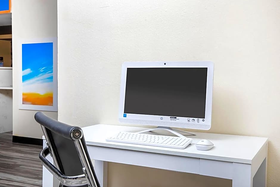 Days Inn by Wyndham Macon I-75 North