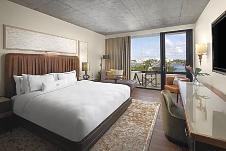 Guest room, 1 King, Marina view, Balcony