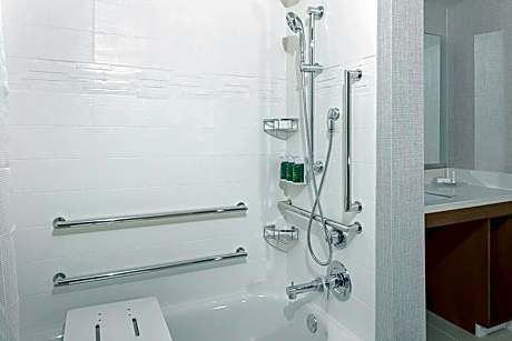 One-Bedroom King Suite with Adapted Tub - Mobility Accessible