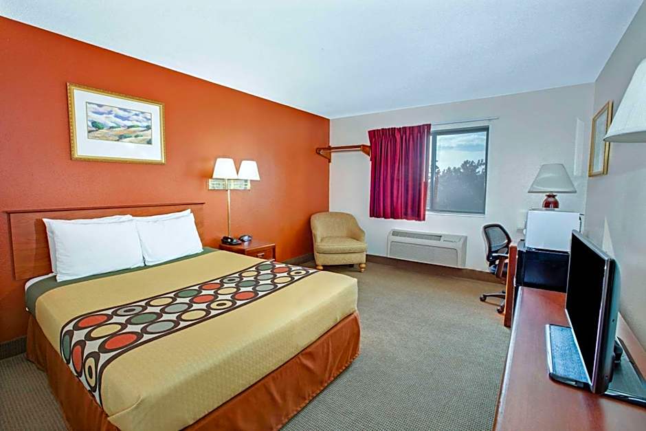 Super 8 by Wyndham Crystal Lake