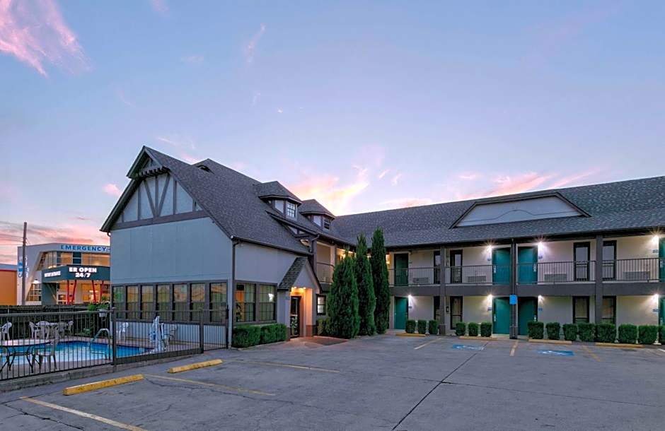 Howard Johnson by Wyndham San Marcos