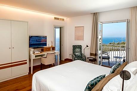 Deluxe Double Room with Side Sea View