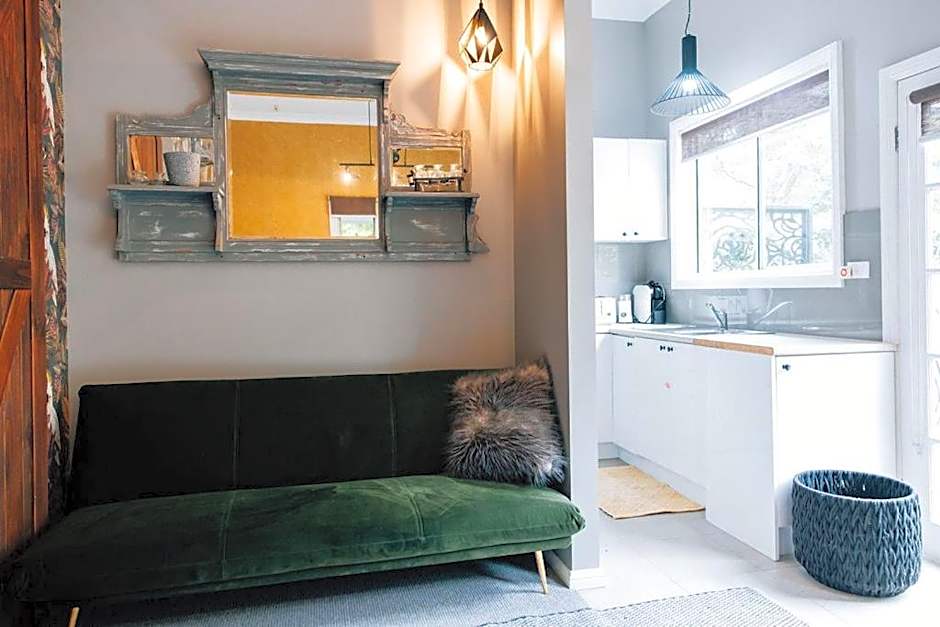 Chanticleer Gardens Barn cottage with a Pool