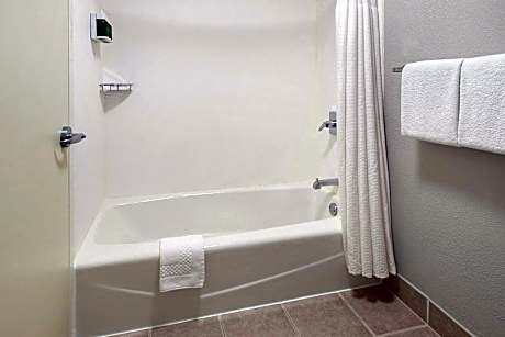 Room, 2 Queen Beds (Hearing Accessible)
