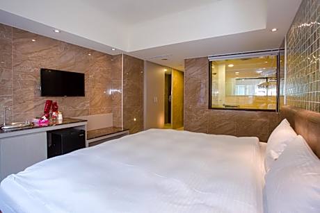 Quadruple Room with Street View