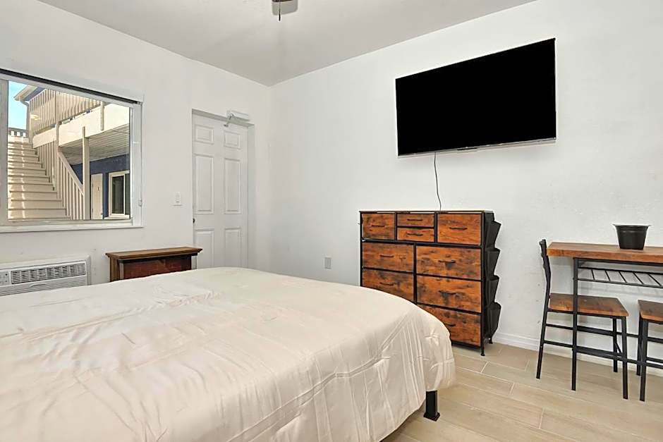 Studio Suite Queen Bed Kitchen Walk In Shower #5