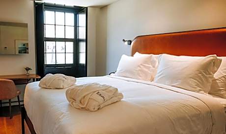 Cozy Room with City View