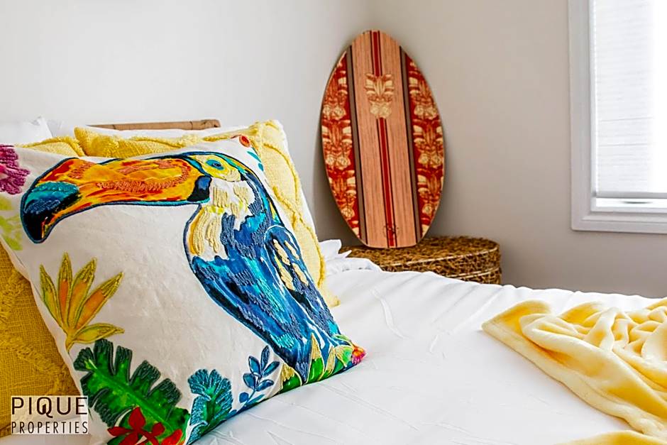 Tropical Oasis - King Beds - Free Netflix & Parking - Fast Wi-Fi