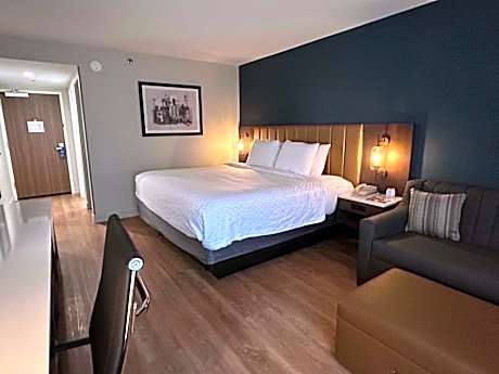 1 King Bed Non-Smoking Sofabed Desk Microwave And Fridge Wi-Fi Keurig Coffee Maker Full Breakfast