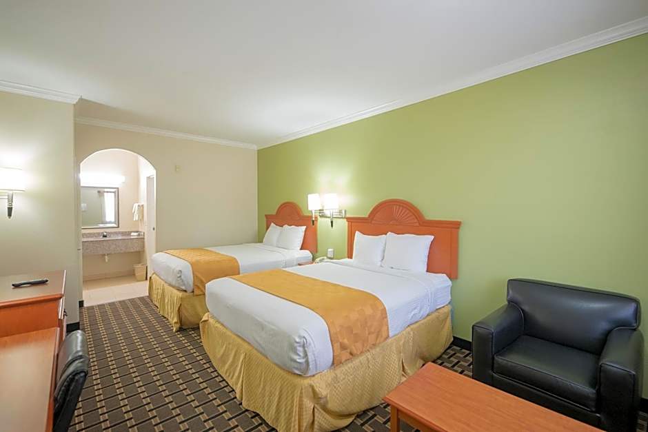 Photo 1 of 6 of Classic Quadruple Room