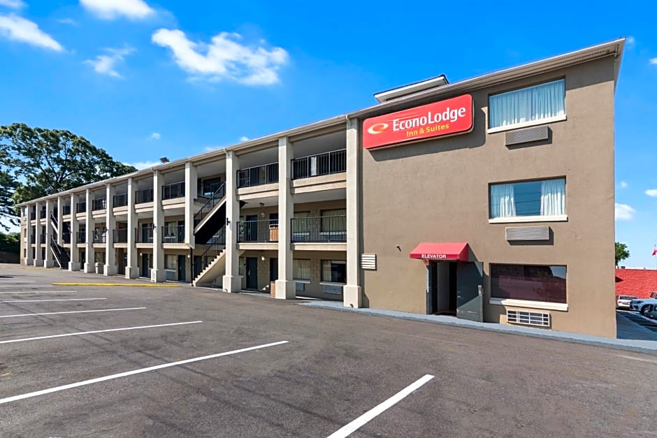 Econo Lodge Inn & Suites I-64 & Us 13