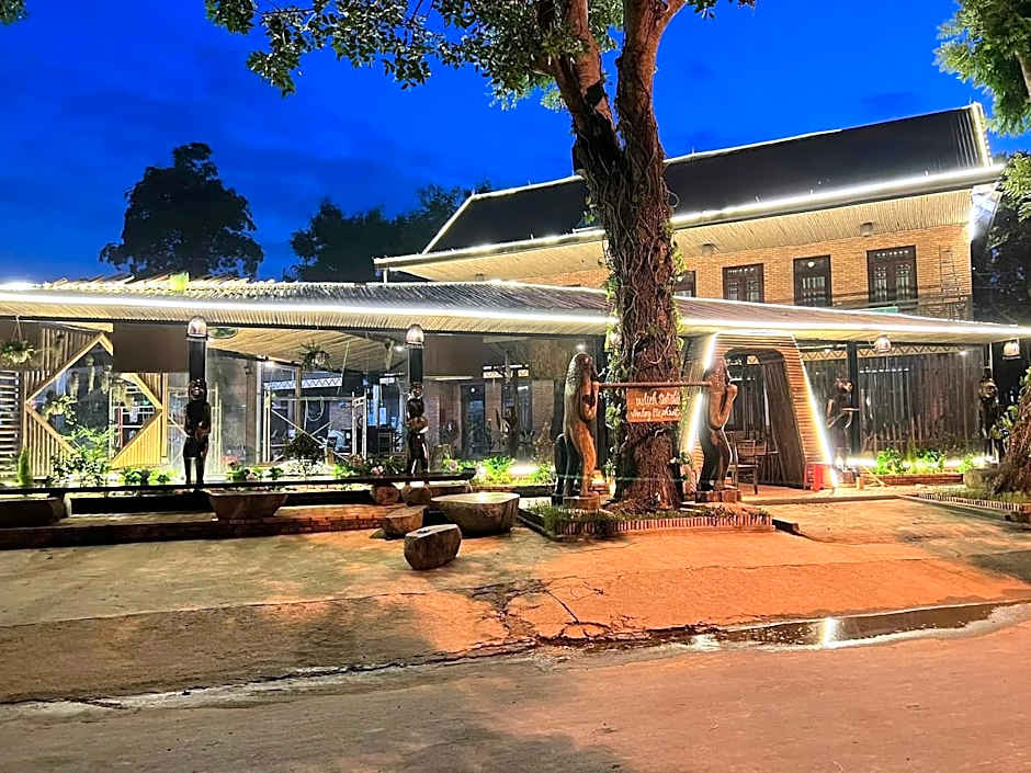 Van Long Elephants Lakeside View Hotel