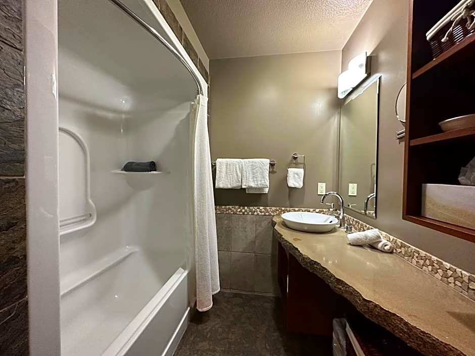 Solara Escape - 2BR Retreat with Pool - Hot Tub - Gym - Spa