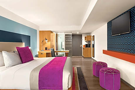 1 King Bed Premium Suite