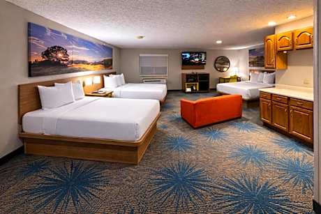 Studio Suite with Three Queen Beds - Non-Smoking