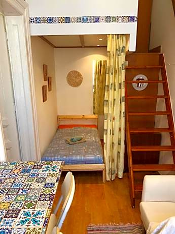 Basic Triple Room with Shared Bathroom