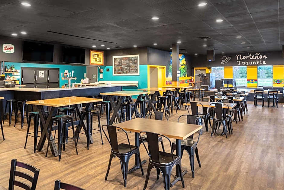 Ramada by Wyndham Thunder Bay Airlane Hotel