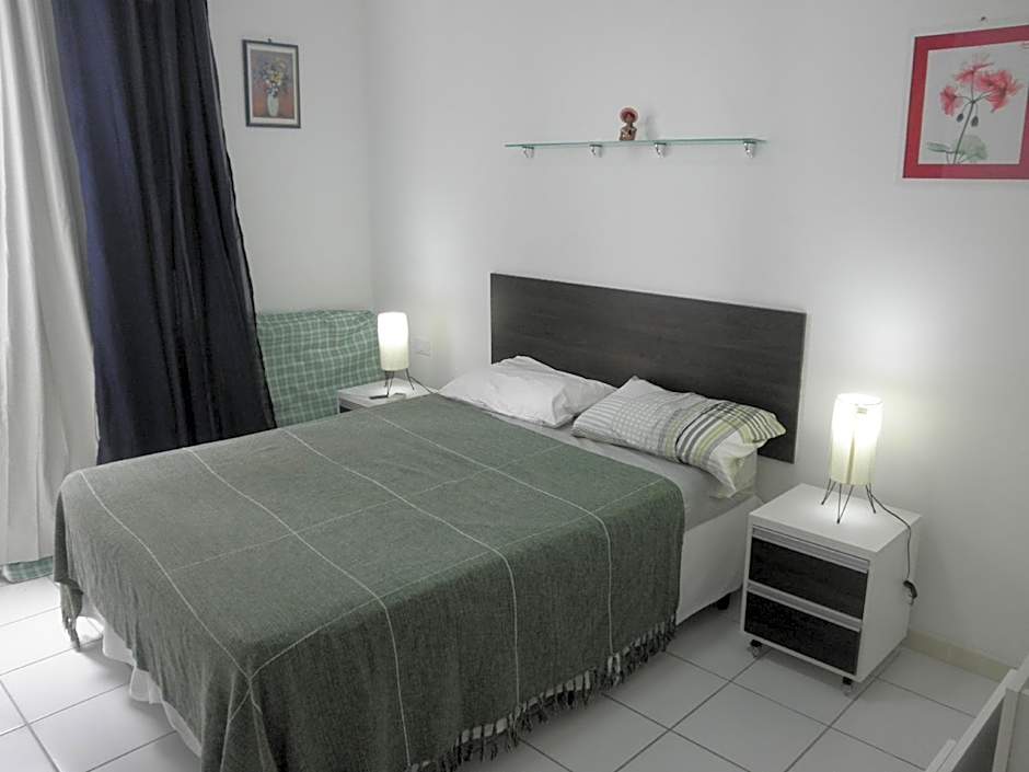 NA BEIRA MAR DE PAJUCARA - EDIFICO NEO 2- APARTAMENTO COM 02 QUARTOS - POSSUI VARANDA- VISTA LATERAL DO MAR- AVENIDA DOUTOR ANTONIO GOUVEIA 1081- CONSUMO ELETRICO É PAGO No CKECK-OUT 1KWH É 1,35 REIAS -TEM TELA DE PROTEÇÃO-