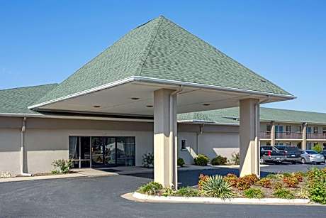 Super 8 by Wyndham Dunn