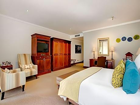 Guest room, 1 King, Meadow view, Patio